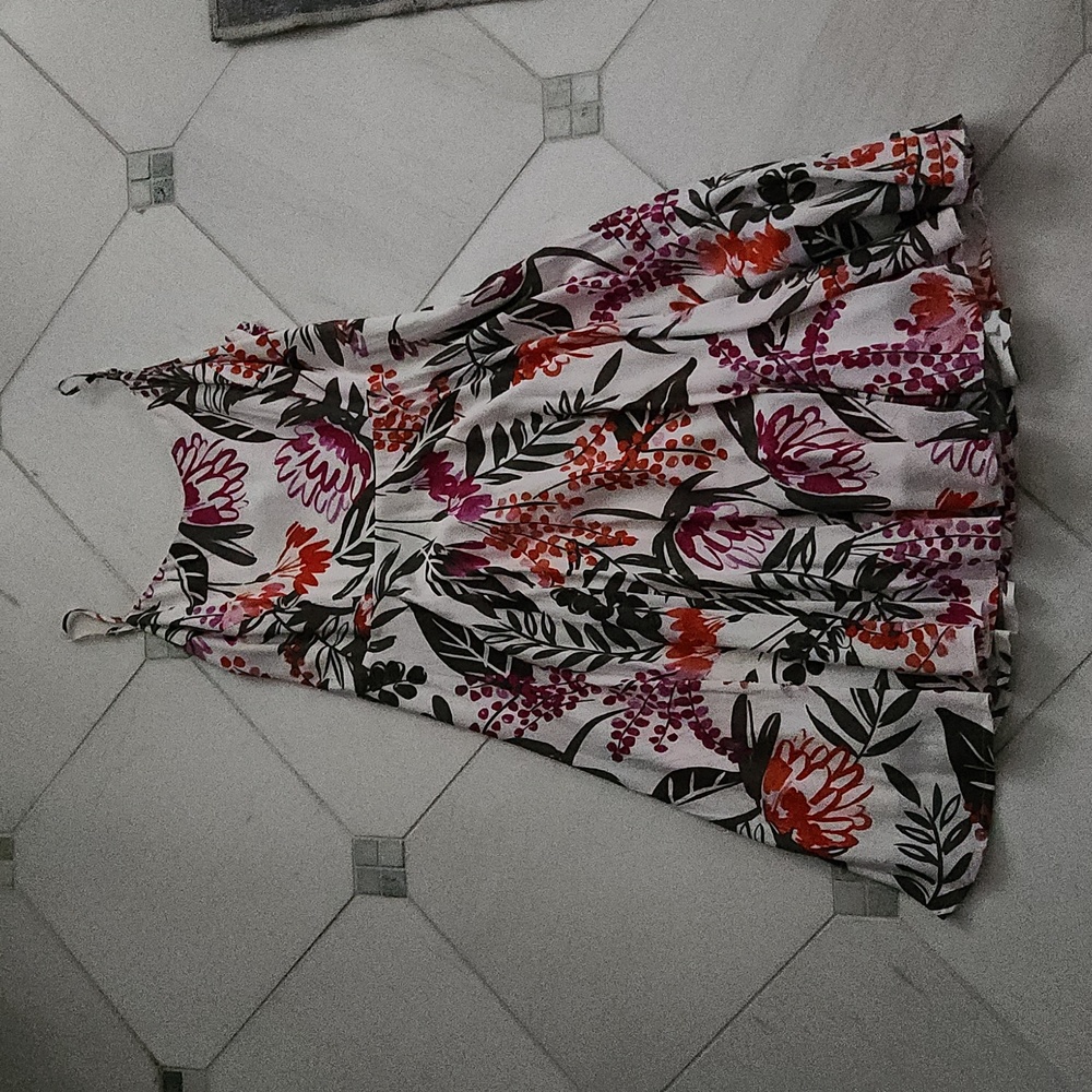 Old Navy Thin Strapped sleeveless Summer dress, white with flower design, Size M